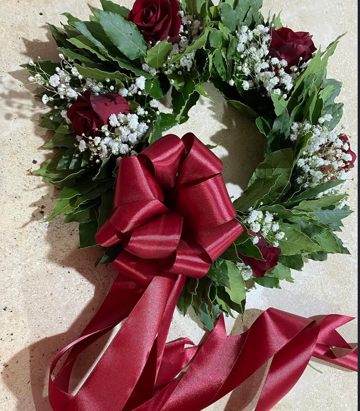 Corona d'alloro con rose bordeaux