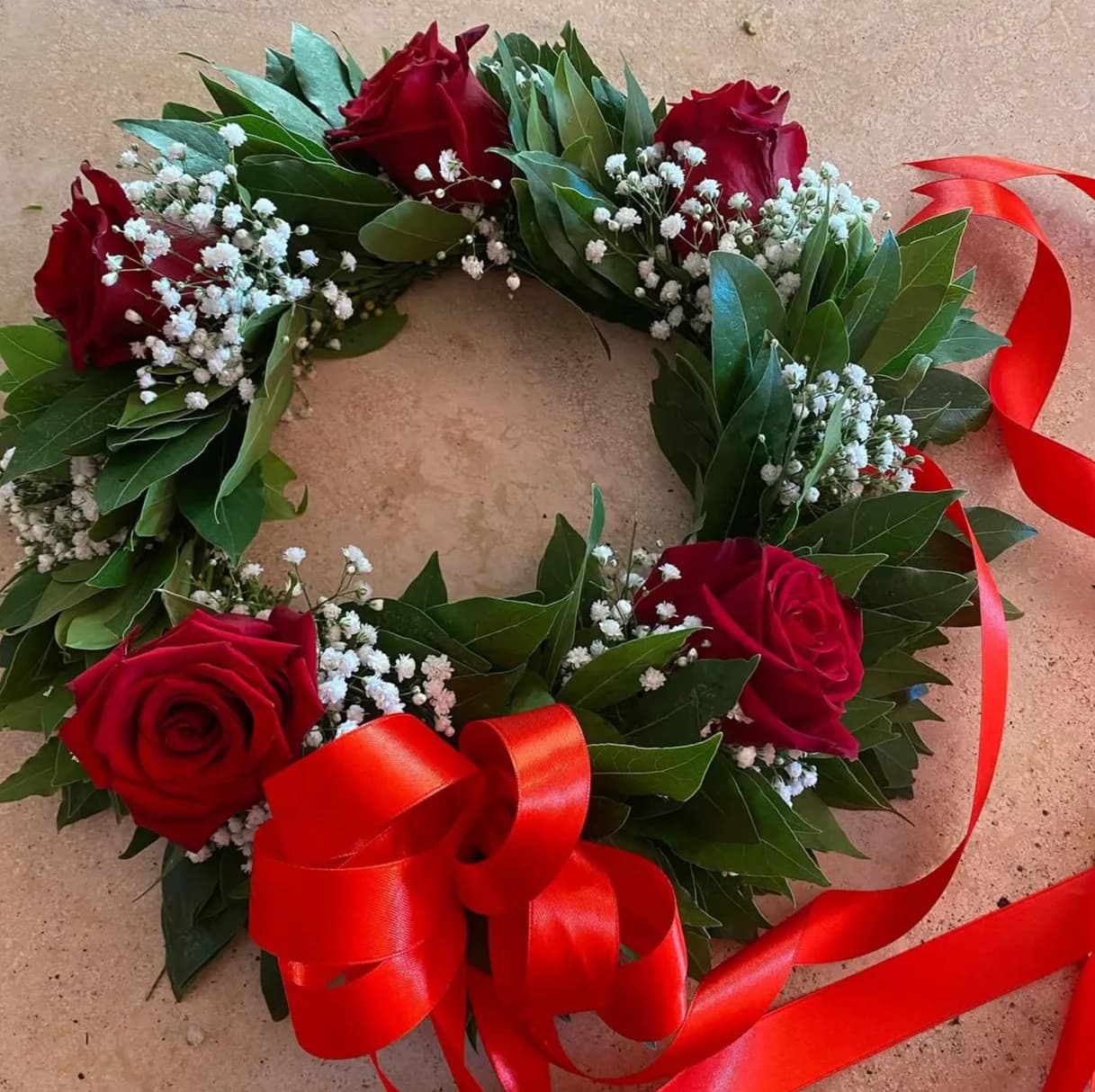 Corona d'alloro con rose rosse