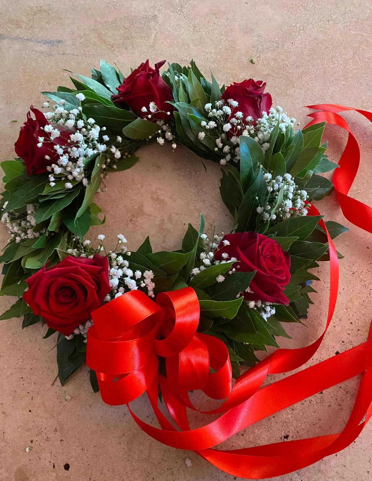 Corona d'alloro con rose rosse e velo