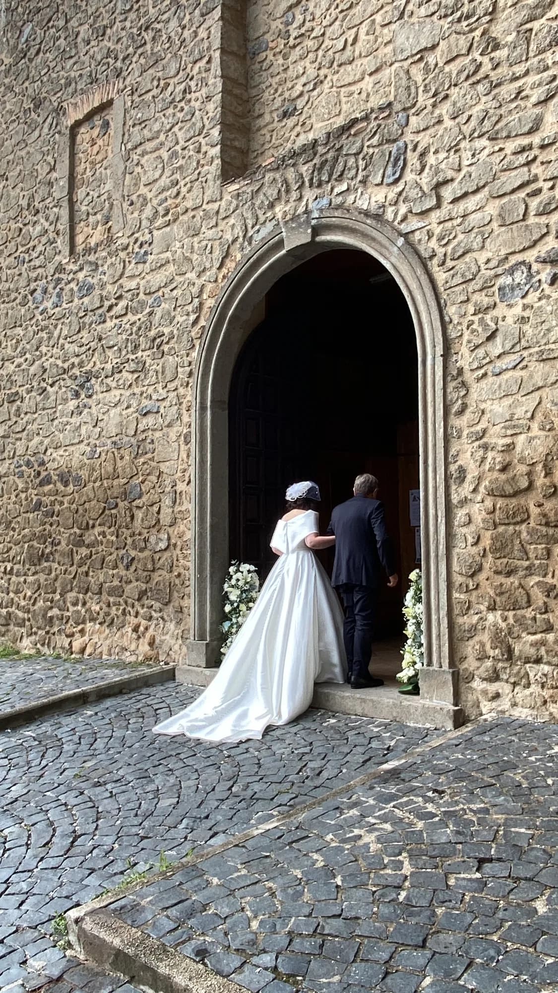 Sposa entra in chiesa tra gli addobbi floreali