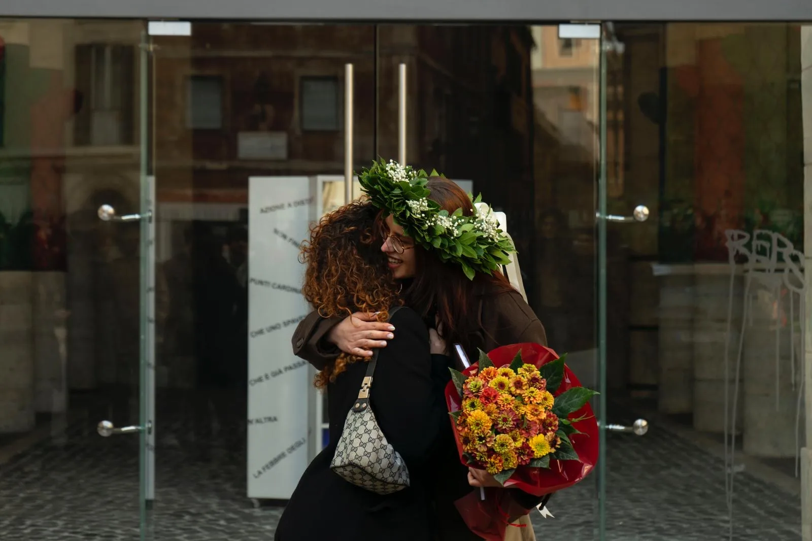 Due ragazze si abbracciano dopo la laurea
