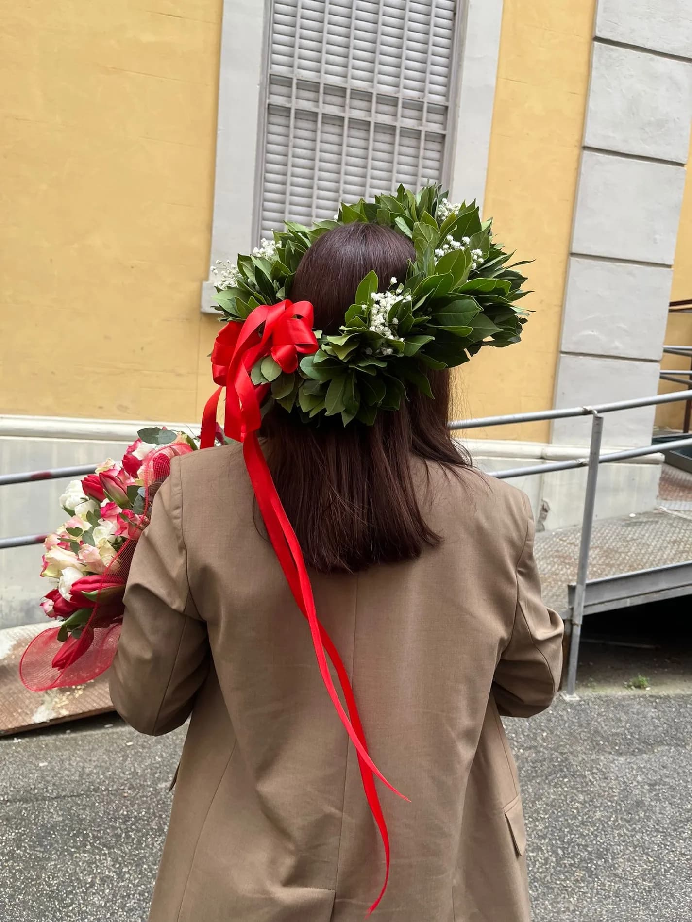 Neolaureata di spalle con la corona d'alloro