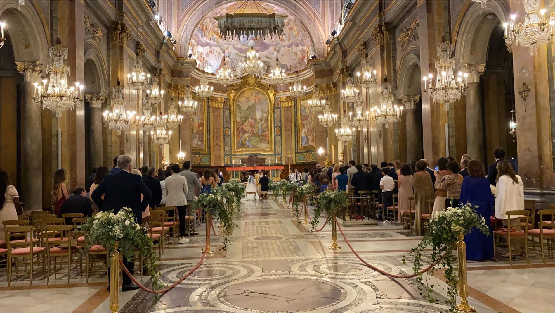 Cerimonia di matrimonio in basilica con addobbi di fiori bianchi